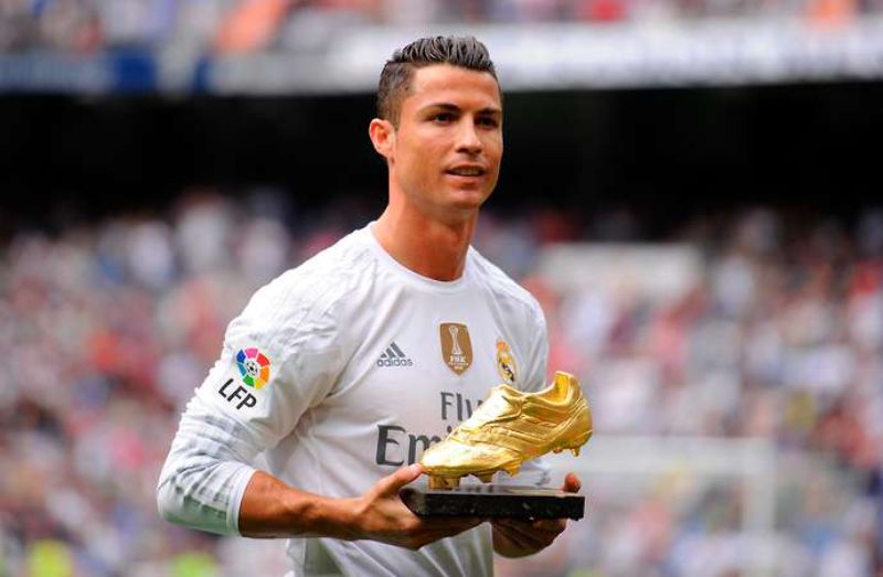 Cristiano Ronaldo xuất sắc với 4 lần nhận chiếc giày vàng